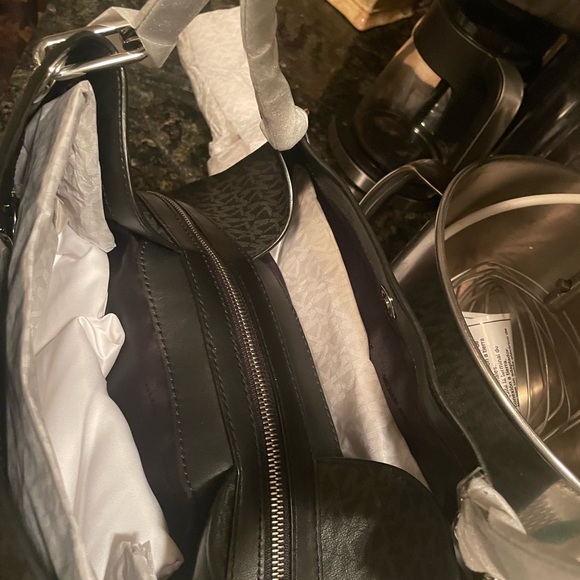 NWT BEAUTIFUL MICHAEL KORS SHOULDER BAG WITH THREE COMPARTMENTS. - Picture 5 of 11